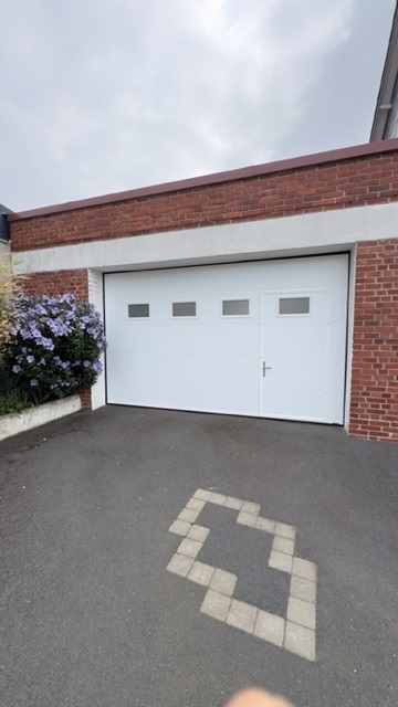 Porte de garage blanche avec portillon intégré Saint Amand les Eaux