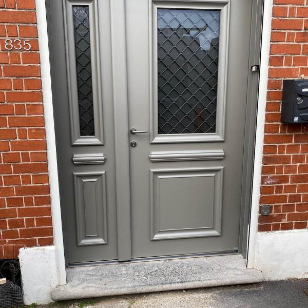 Porte d’entrée BELM en aluminium avec fixe et imposte à Saint Amand les Eaux