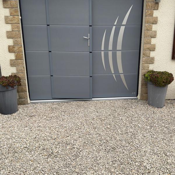 porte de garage et portillon RAL 7016 et motifs inox
